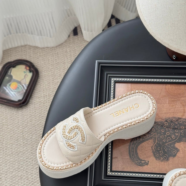 WEDGE HEELS IN HIGHT BEIGE CALFSKIN MIX CHAIN BASE