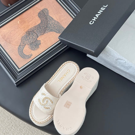 WEDGE HEELS IN HIGHT BEIGE CALFSKIN MIX CHAIN BASE