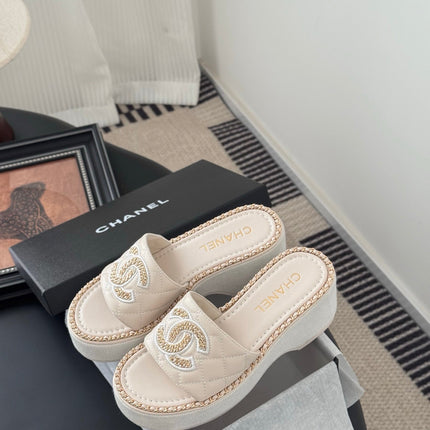 WEDGE HEELS IN HIGHT BEIGE CALFSKIN MIX CHAIN BASE