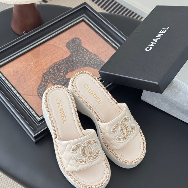 WEDGE HEELS IN HIGHT BEIGE CALFSKIN MIX CHAIN BASE