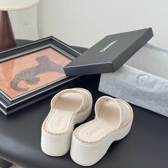 WEDGE HEELS IN HIGHT BEIGE CALFSKIN MIX CHAIN BASE