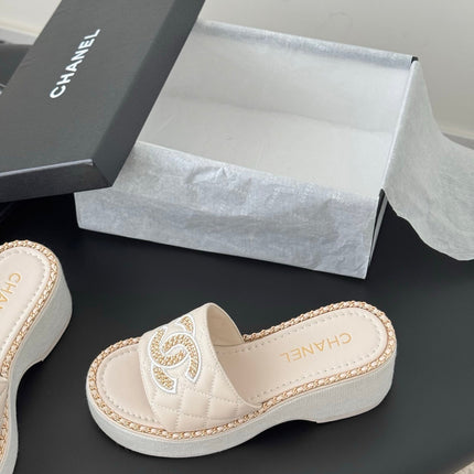 WEDGE HEELS IN HIGHT BEIGE CALFSKIN MIX CHAIN BASE