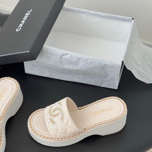 WEDGE HEELS IN HIGHT BEIGE CALFSKIN MIX CHAIN BASE