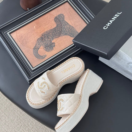 WEDGE HEELS IN HIGHT BEIGE CALFSKIN MIX CHAIN BASE