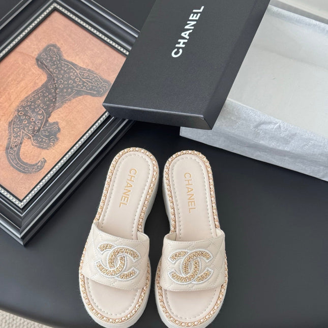 WEDGE HEELS IN HIGHT BEIGE CALFSKIN MIX CHAIN BASE