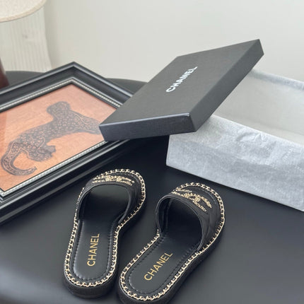 SLIPPER IN BLACK CALFSKIN MIX CHAIN BASE