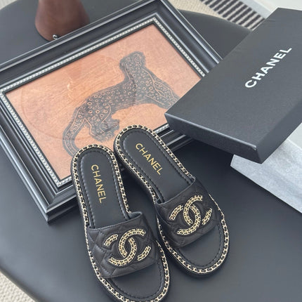 SLIPPER IN BLACK CALFSKIN MIX CHAIN BASE