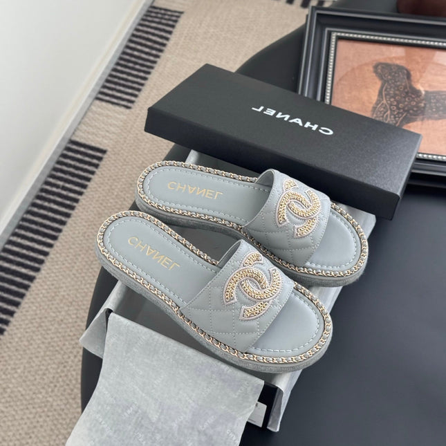 SLIPPER IN BEAU BLUE CALFSKIN MIX CHAIN BASE