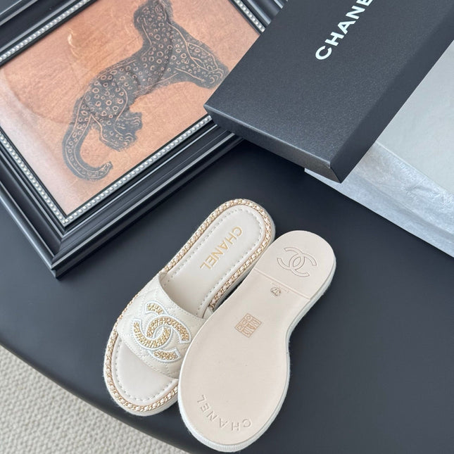 SLIPPER IN LIGHT BEIGE CALFSKIN MIX CHAIN BASE