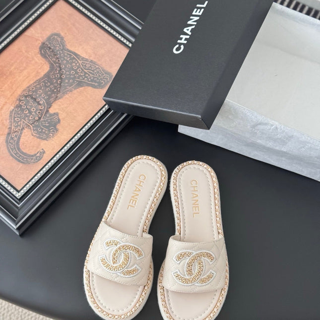 SLIPPER IN LIGHT BEIGE CALFSKIN MIX CHAIN BASE