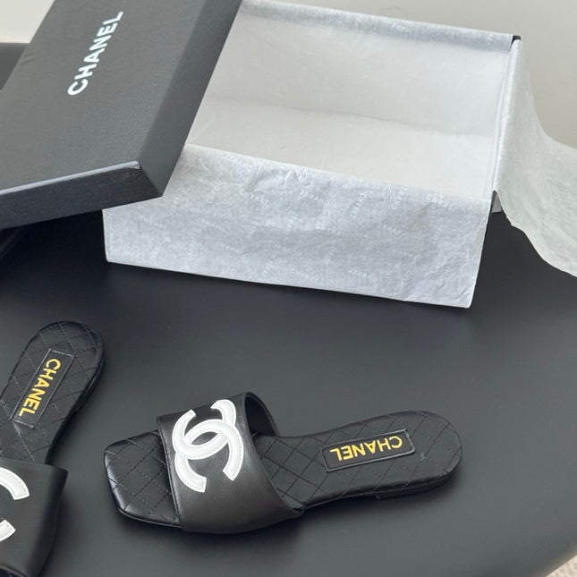 SLIPPER IN BLACK CALFSKIN