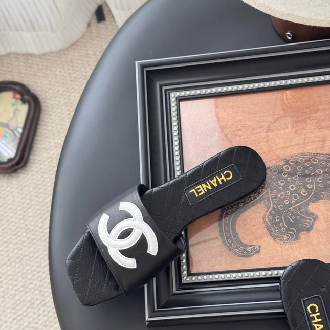 SLIPPER IN BLACK CALFSKIN