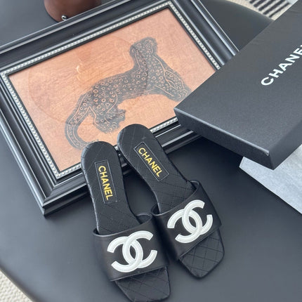 SLIPPER IN BLACK CALFSKIN