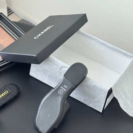 SLIPPER IN BLACK CALFSKIN