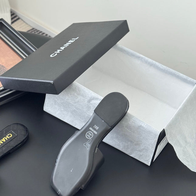 SLIPPER IN BLACK CALFSKIN