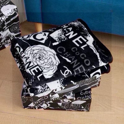 FLOWER BLANKET IN BLACK MIX WHITE MILK VELVET 418580