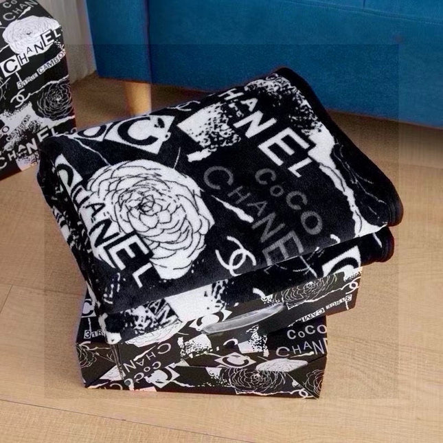 FLOWER BLANKET IN BLACK MIX WHITE MILK VELVET 418580