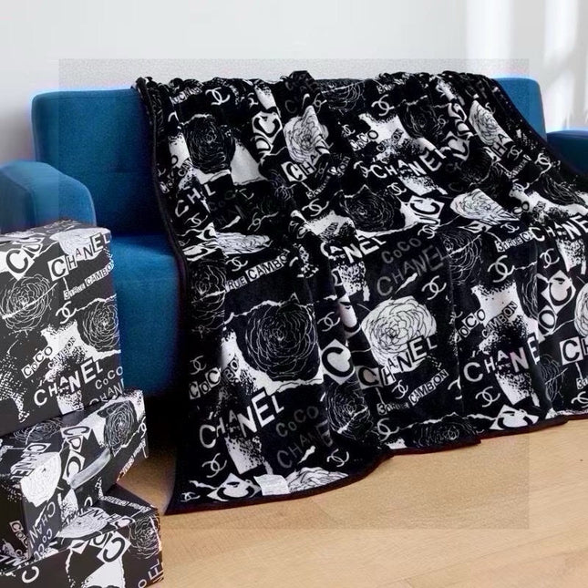 FLOWER BLANKET IN BLACK MIX WHITE MILK VELVET 418580