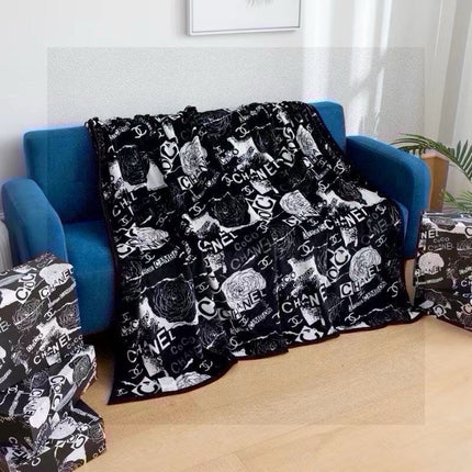 FLOWER BLANKET IN BLACK MIX WHITE MILK VELVET 418580