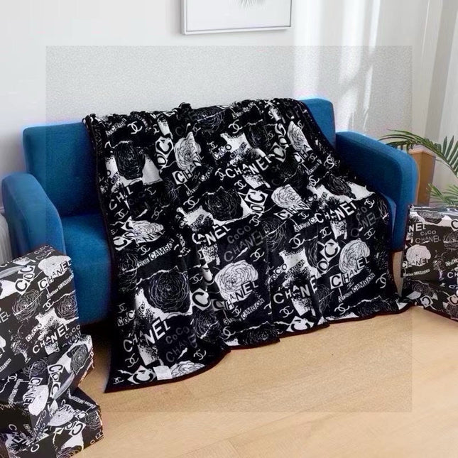 FLOWER BLANKET IN BLACK MIX WHITE MILK VELVET 418580