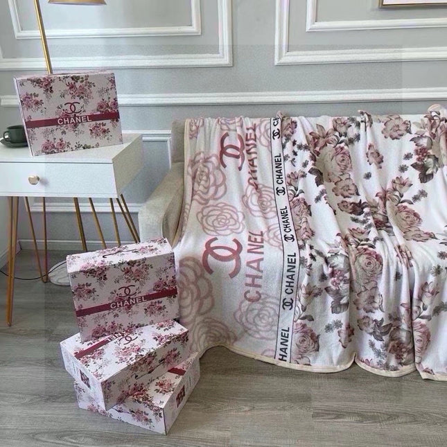 FLOWER BLANKET IN COLORFUL MILK VELVET 420225