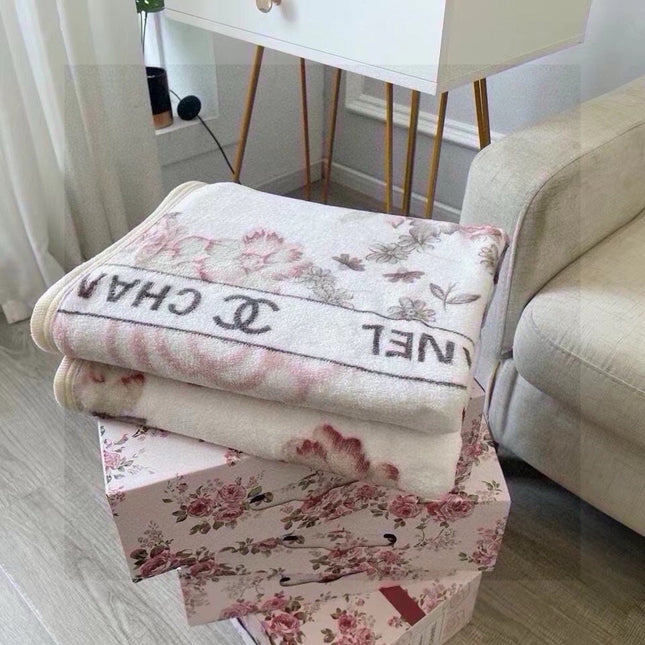 FLOWER BLANKET IN COLORFUL MILK VELVET 420225