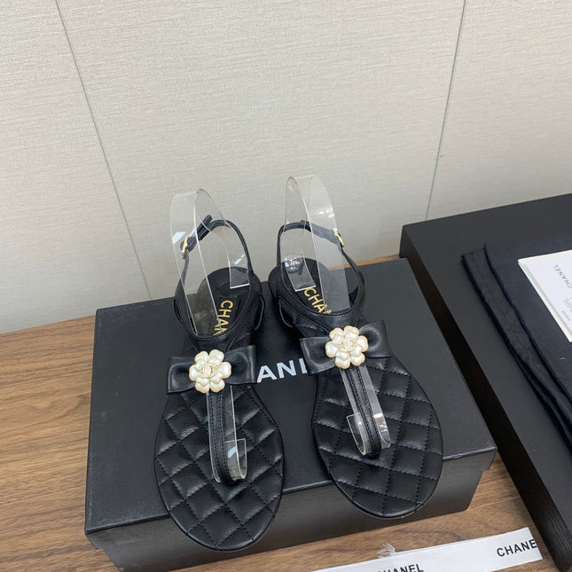 CC THONG SANDAL IN BLACK LAMBSKIN WITH PEARL FLOWER