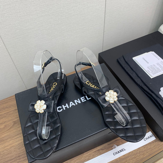 CC THONG SANDAL IN BLACK LAMBSKIN WITH PEARL FLOWER