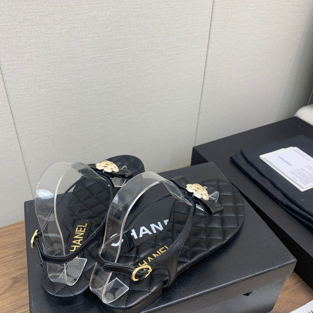 CC THONG SANDAL IN BLACK LAMBSKIN WITH PEARL FLOWER