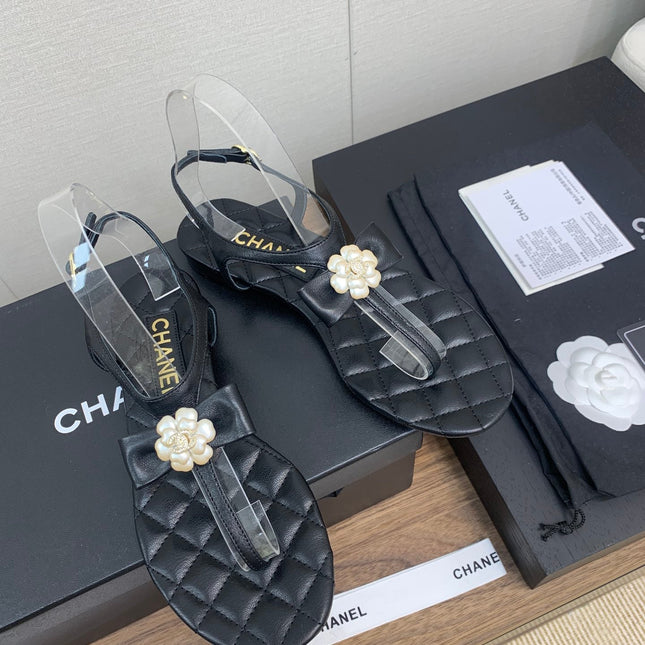 CC THONG SANDAL IN BLACK LAMBSKIN WITH PEARL FLOWER