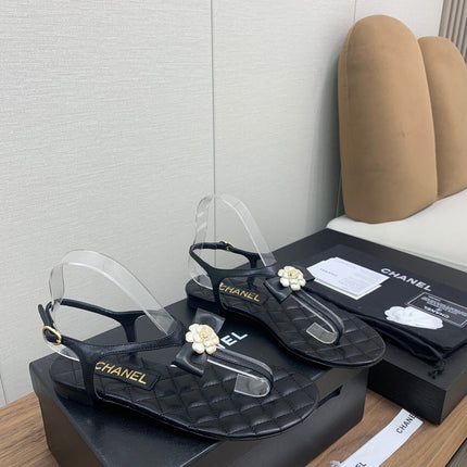 CC THONG SANDAL IN BLACK LAMBSKIN WITH PEARL FLOWER