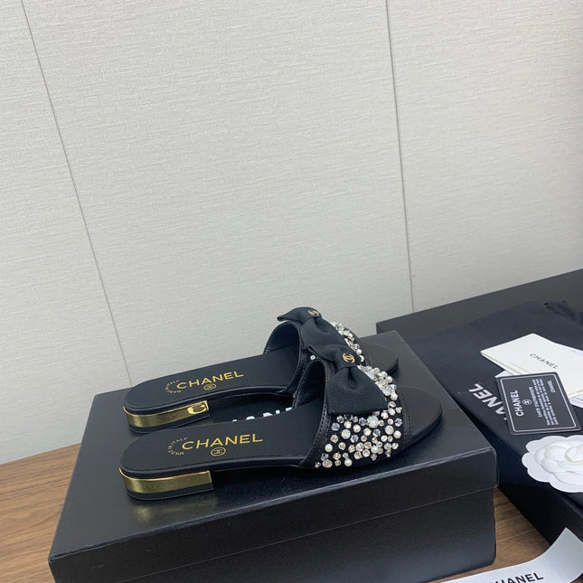 BOW SLIPPERS IN BLACK LAMBSKIN WITH RHINESTONES