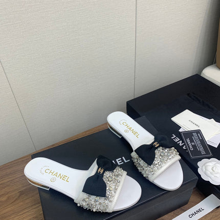 BOW SLIPPERS IN WHITE LAMBSKIN WITH RHINESTONES