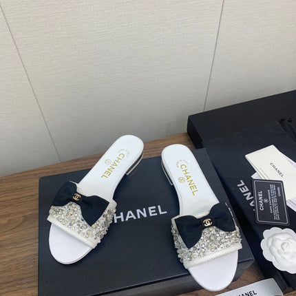 BOW SLIPPERS IN WHITE LAMBSKIN WITH RHINESTONES