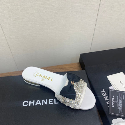 BOW SLIPPERS IN WHITE LAMBSKIN WITH RHINESTONES