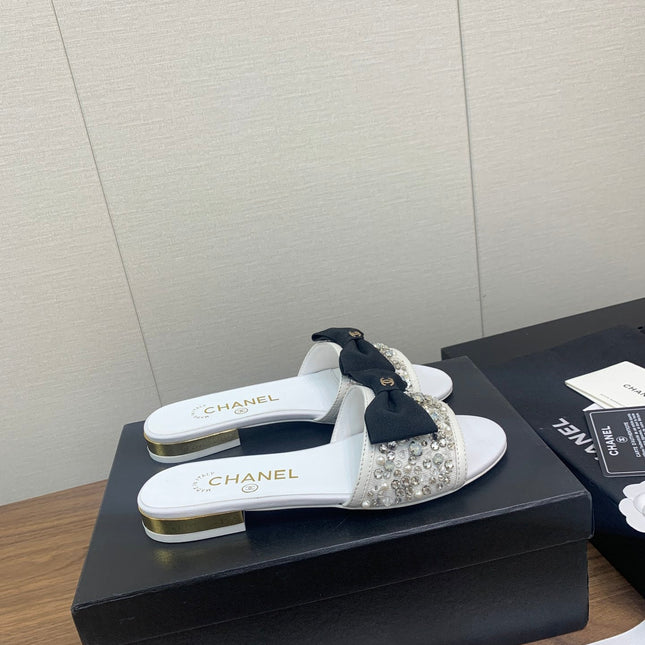 BOW SLIPPERS IN WHITE LAMBSKIN WITH RHINESTONES