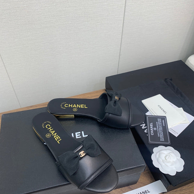 BOW SLIPPERS IN BLACK LAMBSKIN