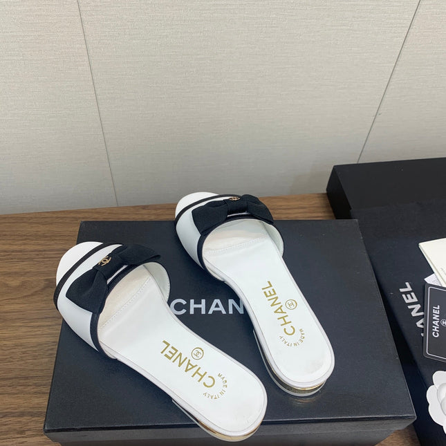 BOW SLIPPERS IN WHITE LAMBSKIN