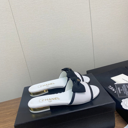 BOW SLIPPERS IN WHITE LAMBSKIN