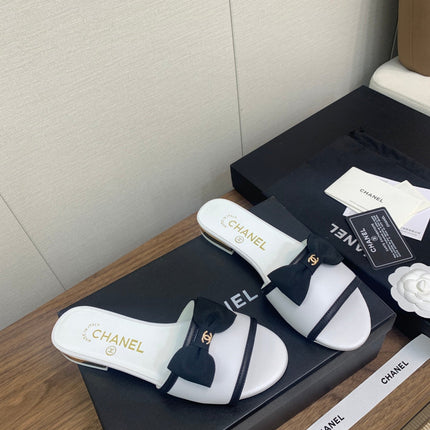 BOW SLIPPERS IN WHITE LAMBSKIN