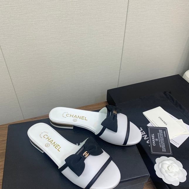 BOW SLIPPERS IN WHITE LAMBSKIN