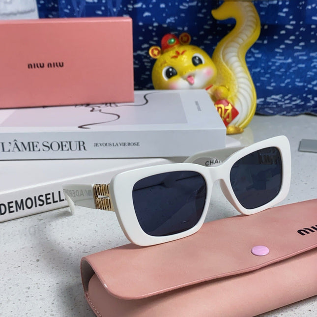 GLIMPSE SUNGLASSES 558346 IN WHITE ACETATE GOLD EMBOSSED LOGO