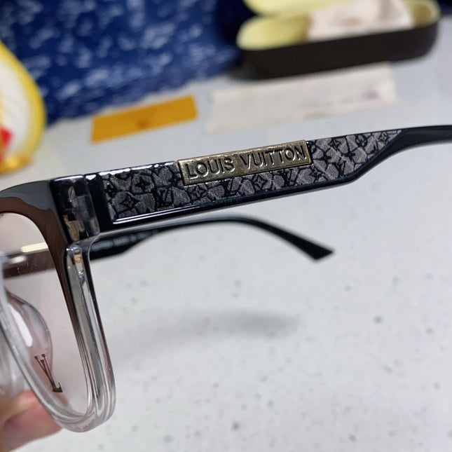 CAT EYE SUNGLASSES 570279 IN BLACK AND CLEAR ACETATE EMBOSSED LOGO