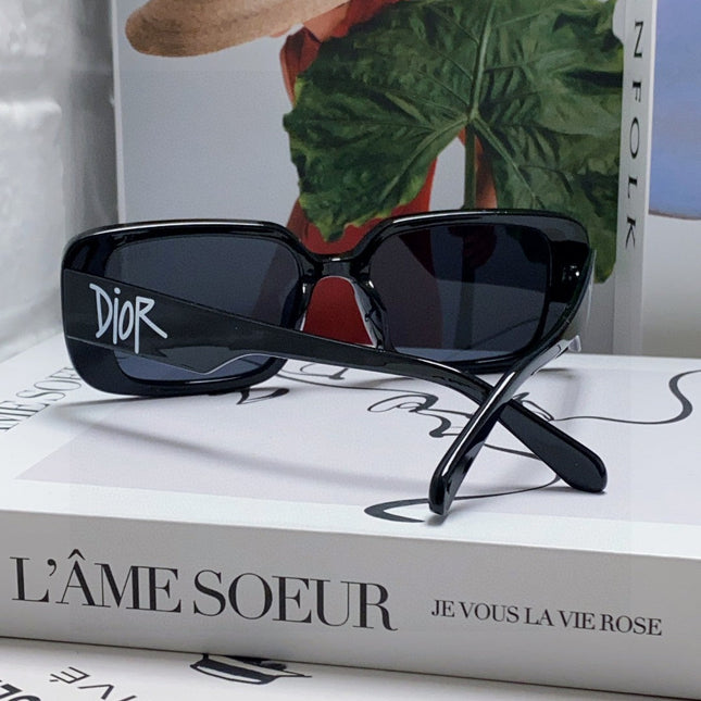 MONTAIGNE SUNGLASS 571596 IN BLACK ACETATE TEXT LOGO
