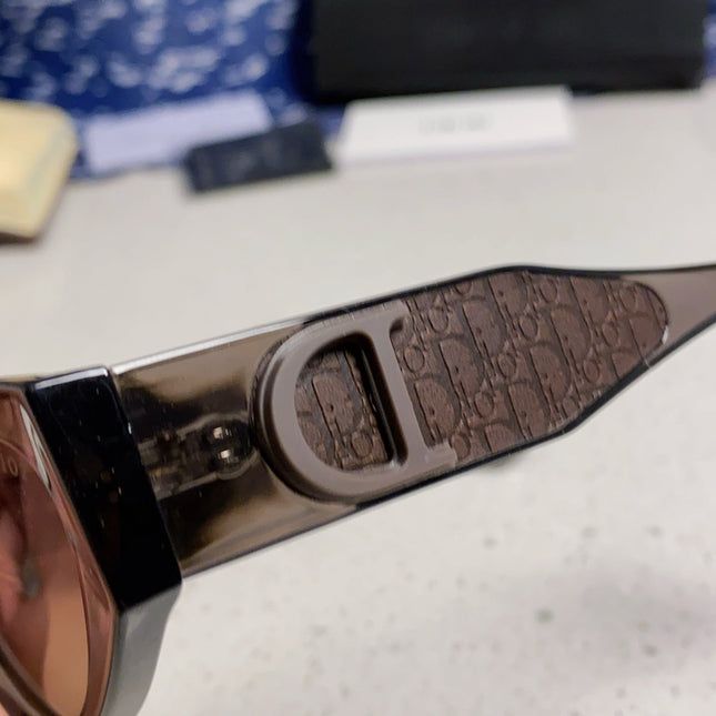 MONTAIGNE SUNGLASS 578112 IN BROWN ACETATE