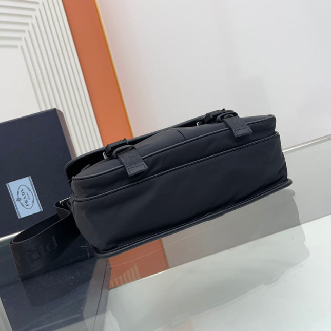 PRA SMALL 26 SHOULDERBAG IN BLACK SAFFIANO LEATHER