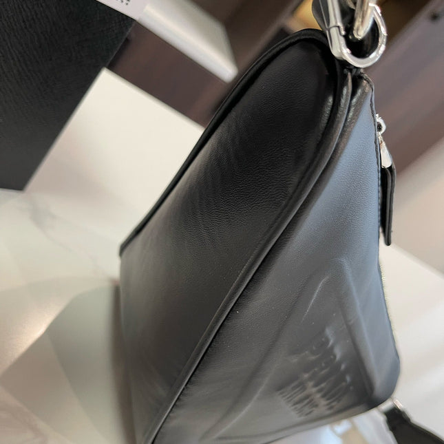 PRA TRIANGLE 27 SHOULDER BAG IN BLACK CALFSKIN WITH STRAP