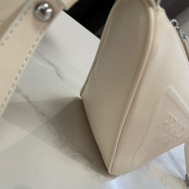 PRA TRIANGLE 27 SHOULDER BAG IN WHITE CALFSKIN WITH STRAP
