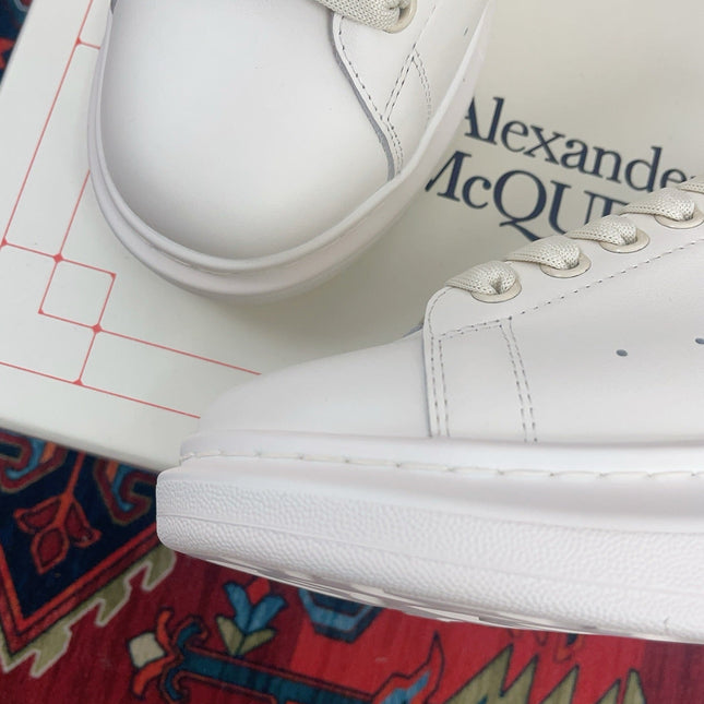 OVERSIZED SNEAKER IN WHITE CALFSKIN BURGUNDY EMBOSSED HEEL TAB