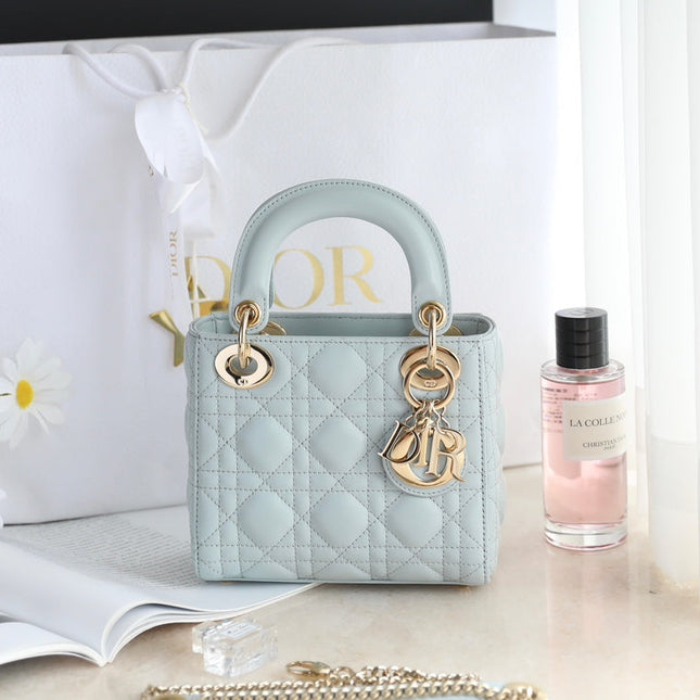 LADY 17 IN LIGHT BLUE LAMBSKIN WITH CANNAGE PATTERN